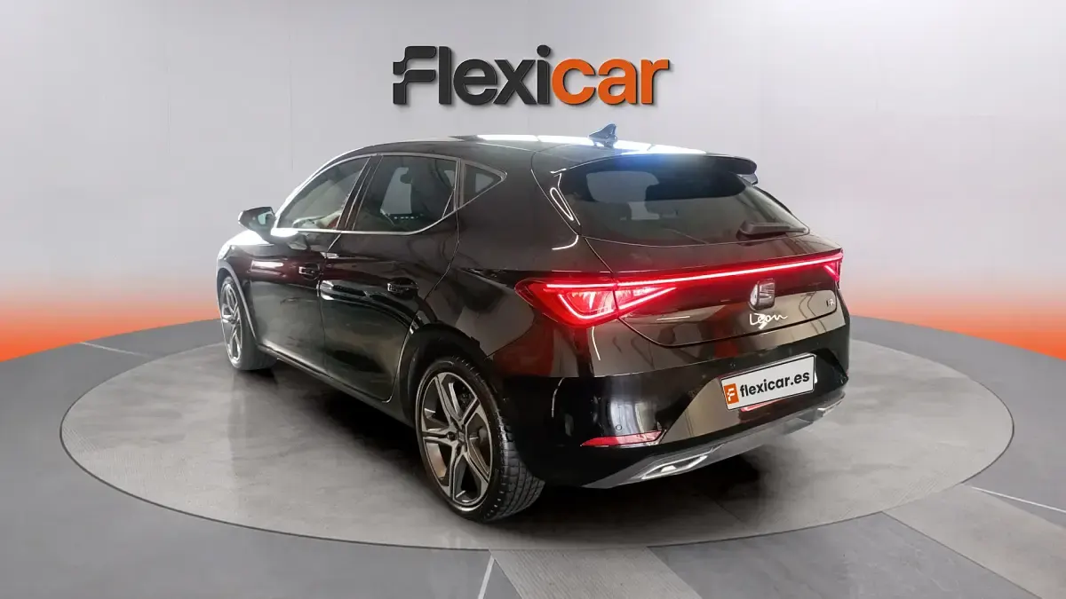 Usado Seat Leon FR 150 CV (110 kW) 2022 Negro Familiar