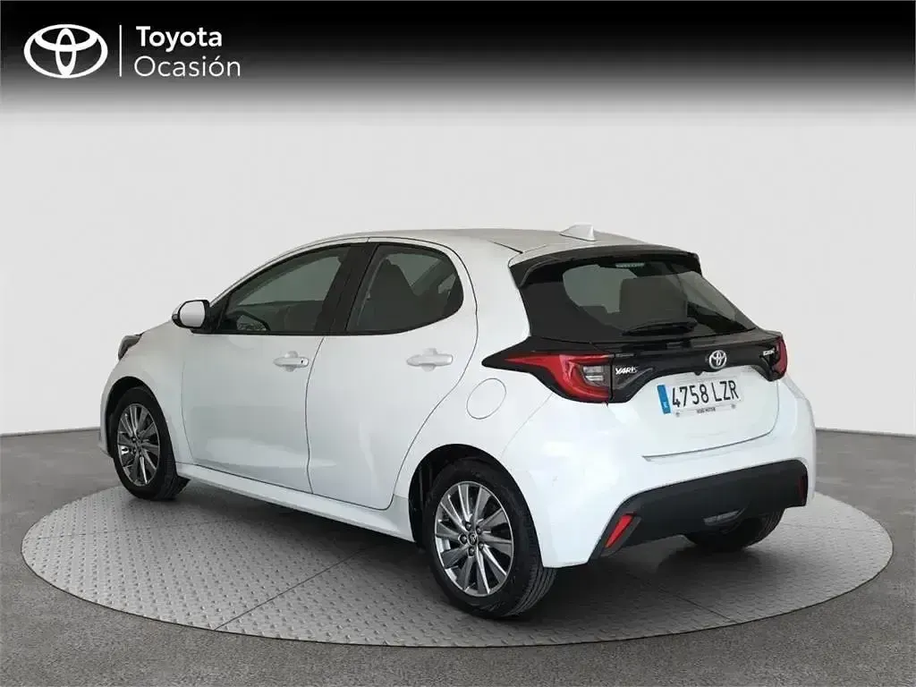 Usado Toyota Yaris Hybrid Active 116 CV (85 kW) 2022 Blanco Monovolumen