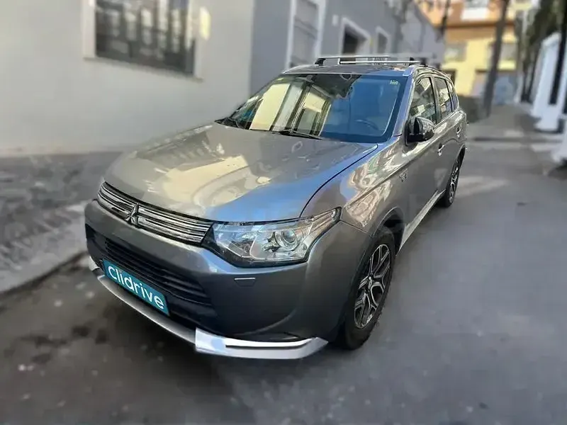 Usado Mitsubishi Outlander P-HEV 203 CV (149 kW) 2015 Gris / plata SUV