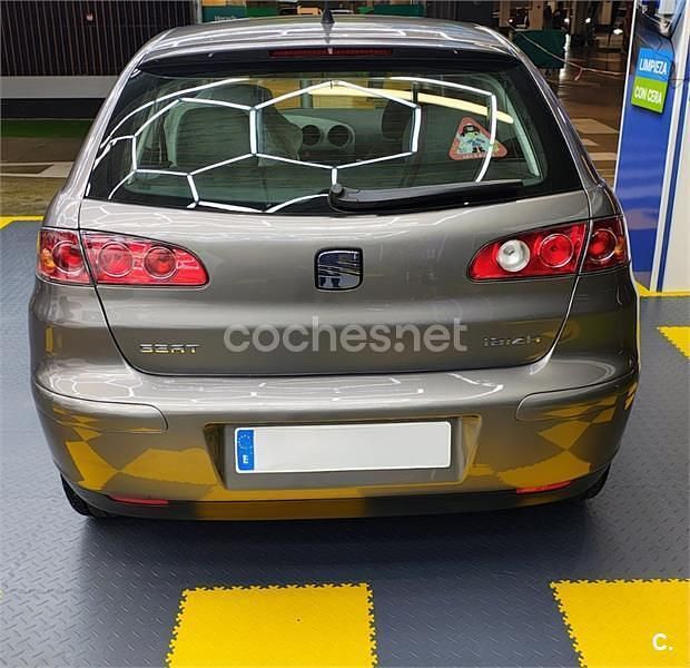 Usado Seat Ibiza 75 CV (55 kW) 2003 Gris / plata Berlina