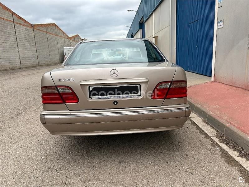 Usado Mercedes E240 Elegance 170 CV (125 kW) 1999 Beige Berlina