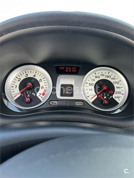 Usado Renault Clio II Dynamique 110 CV (80 kW) 2006 Gris / plata Berlina