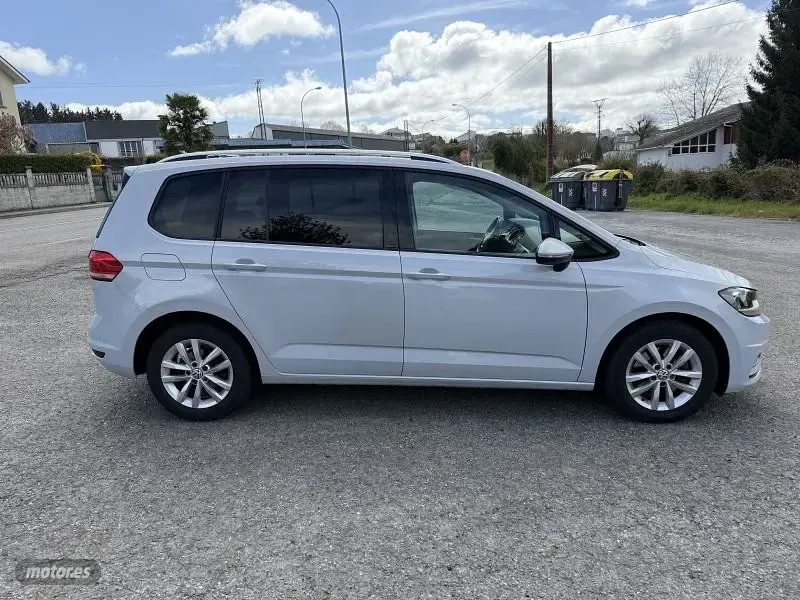 Usado VW Touran Advance 115 CV (84 kW) 2019 Gris claro Monovolumen