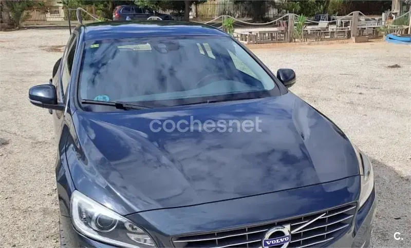 Usado Volvo V60 Momentum 136 CV (100 kW) 2016 Negro Familiar