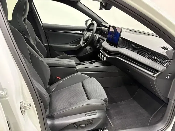 Usado Skoda Superb SportLine 204 CV (150 kW) 2026 Blanco Familiar