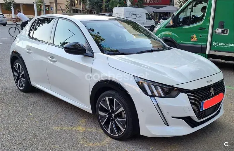 Usado Peugeot 208 GT 100 CV (73 kW) 2022 Blanco Utilitario