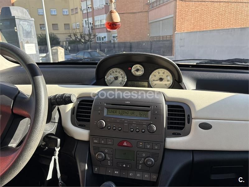 Usado Lancia Ypsilon 95 CV (69 kW) 2004 Azul Utilitario