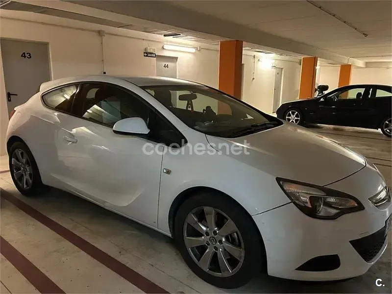 Usado Opel Astra GTC Selective 140 CV (102 kW) 2012 Blanco Berlina