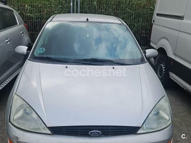 Usado Ford Focus Ambiente 100 CV (73 kW) 2001 Gris / plata Berlina