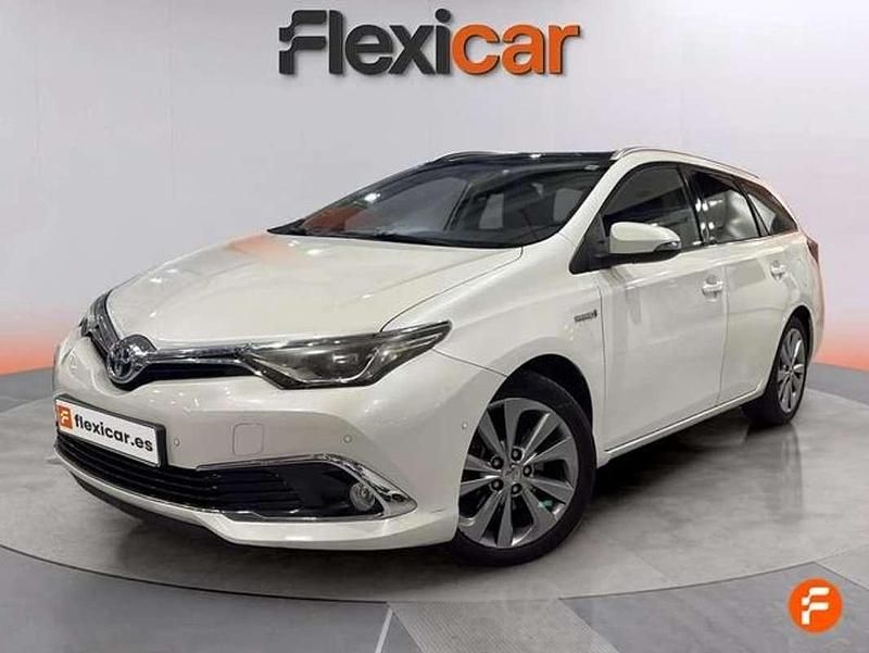 Usado Toyota Auris Touring Sports Active 136 CV (100 kW) 2017 Blanco Familiar