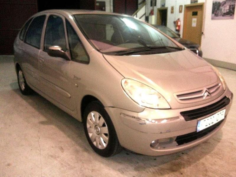 Usado Citroën Xsara Picasso Exclusive 90 CV (66 kW) 2005 Plateado Monovolumen