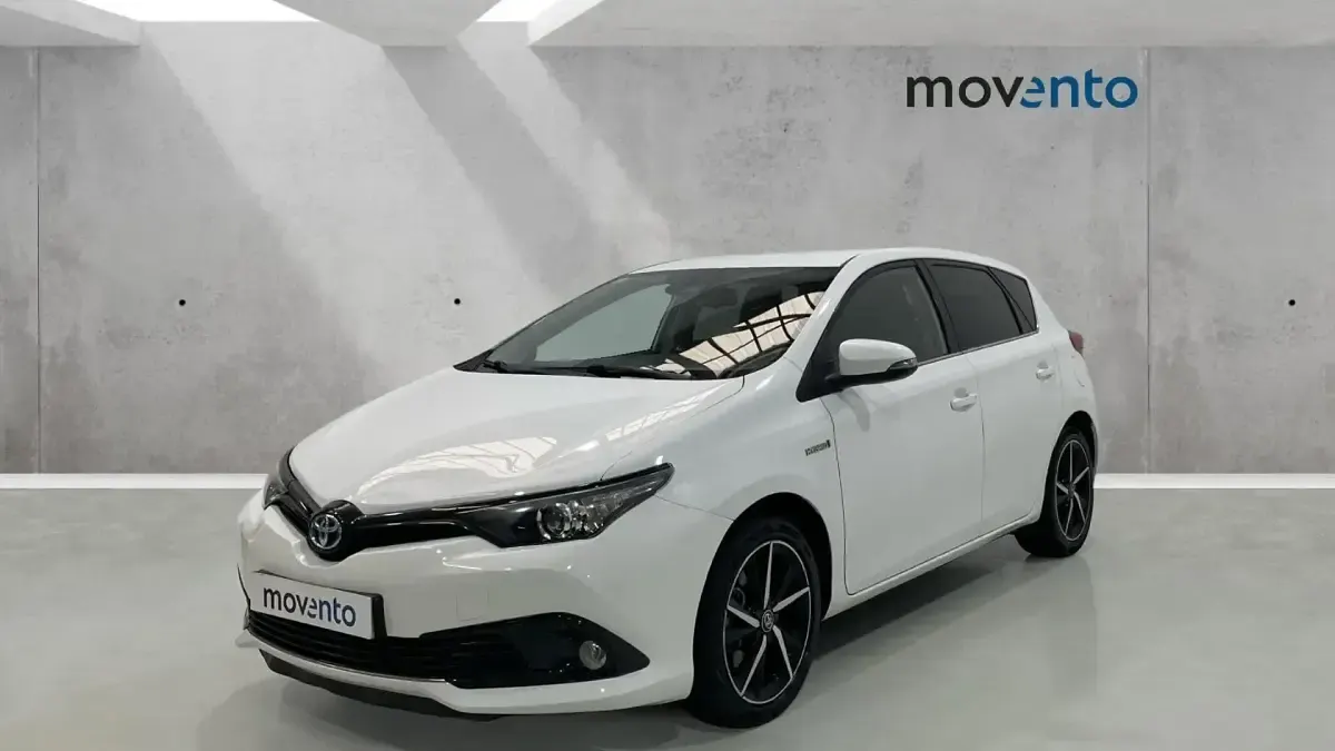 Usado Toyota Auris Hybrid Edition 136 CV (100 kW) 2018 Blanco Berlina