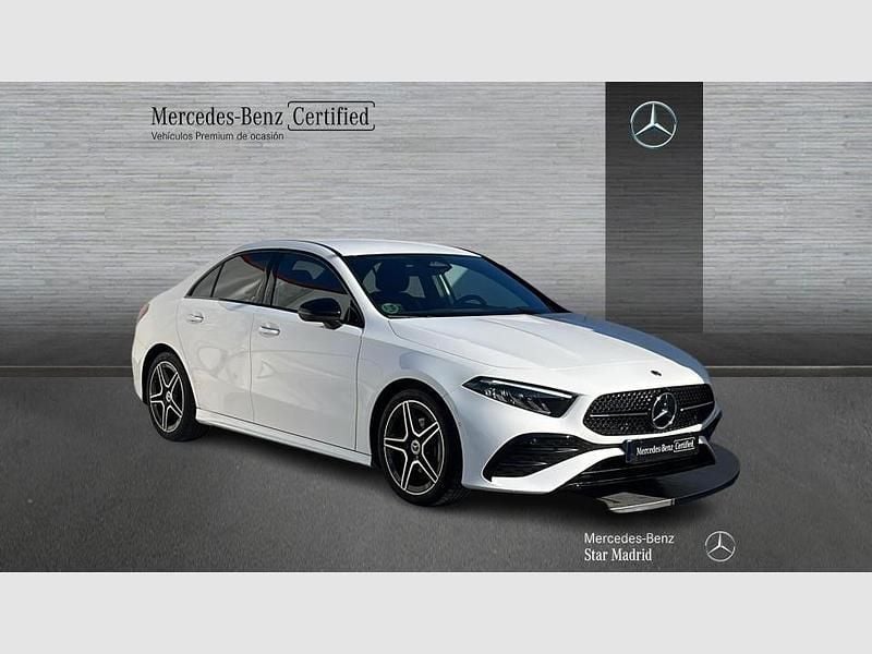 Usado Mercedes A180 AMG line 116 CV (85 kW) 2025 Blanco polar (sólida) Utilitario