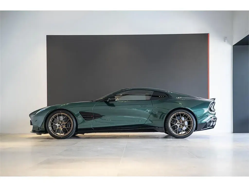 Nuevo Aston Martin Vanquish 835 CV (614 kW) 2025 Malachite green