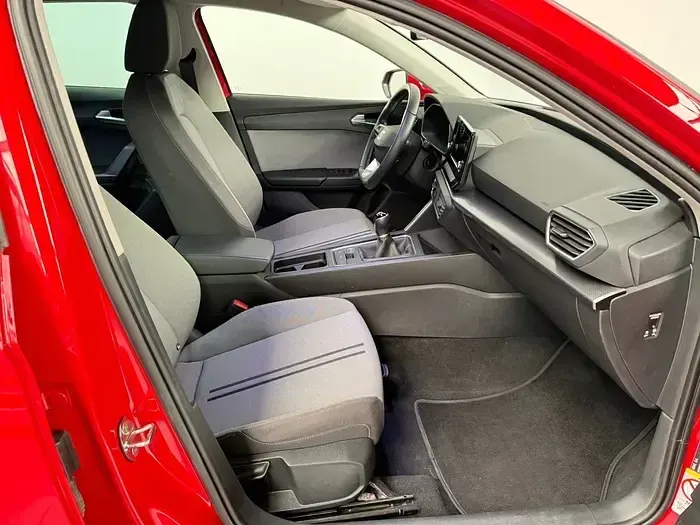 Usado Seat Leon Style 130 CV (95 kW) 2022 Rojo