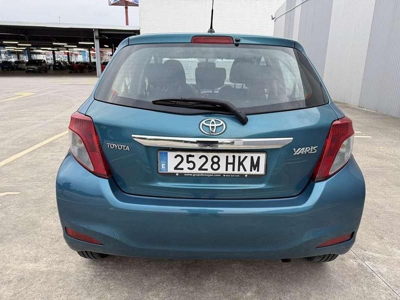 Usado Toyota Yaris Active 90 CV (66 kW) 2012 Verde Utilitario