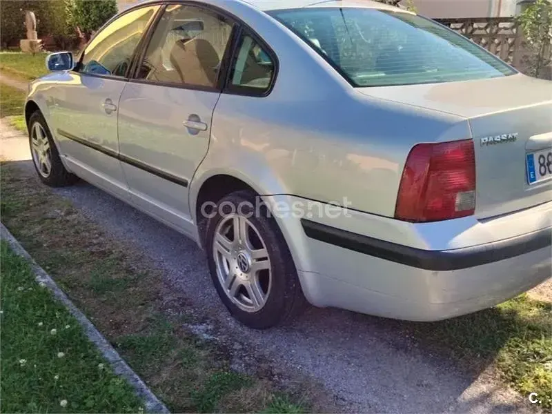 Usado VW Passat Highline 90 CV (66 kW) 1999 Gris / plata Berlina