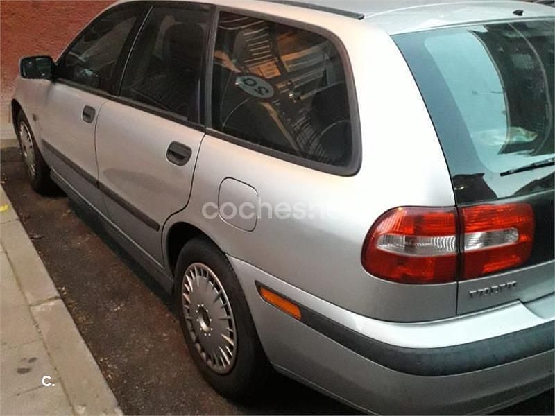 Usado Volvo V40 109 CV (80 kW) 2004 Gris / plata Familiar