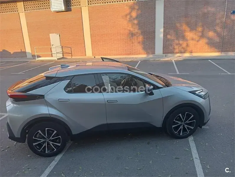 Usado Toyota C-HR Advance 140 CV (102 kW) 2024 Gris / plata SUV