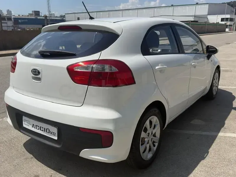 Usado Kia Rio 84 CV (61 kW) 2015 Blanco Berlina