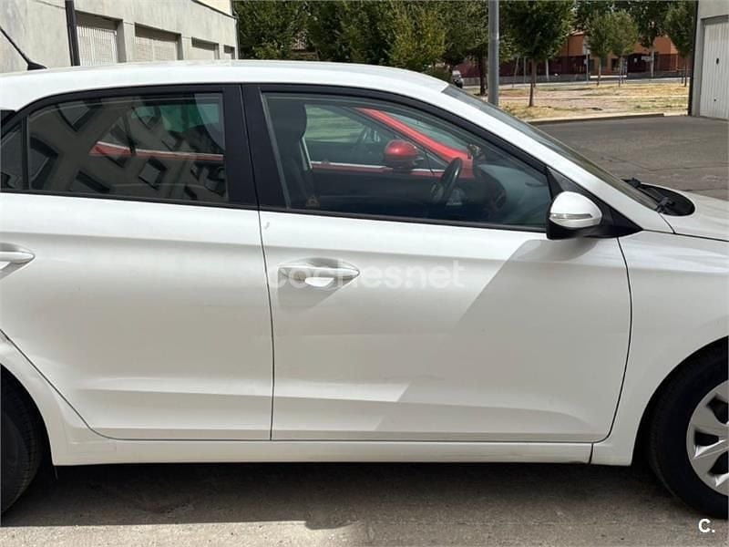 Usado Hyundai i20 84 CV (61 kW) 2015 Blanco Berlina