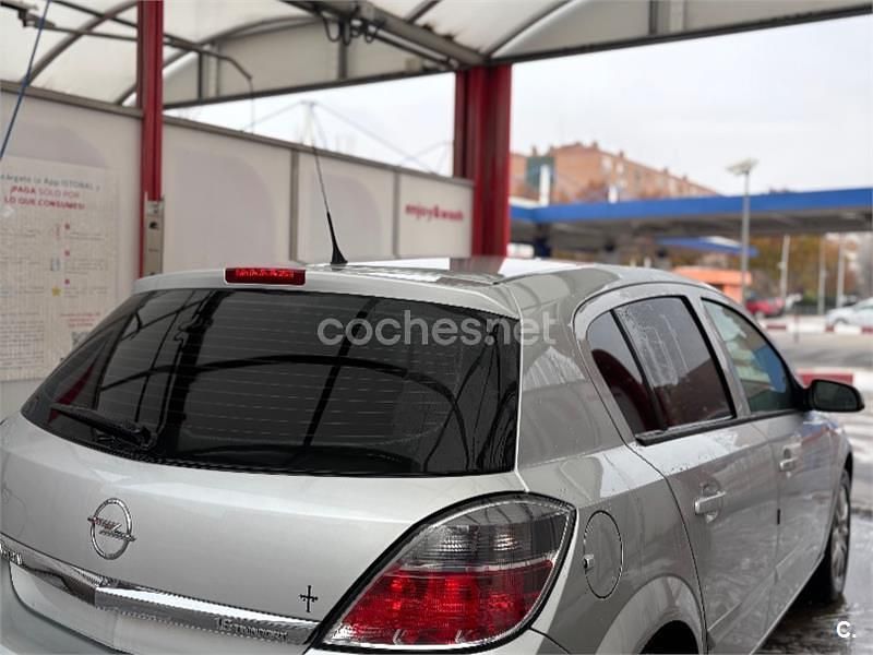 Gris / plata Usado 2007 Opel Astra Enjoy Berlina | 5100 € (Un poco caro) - Imagen 1/4