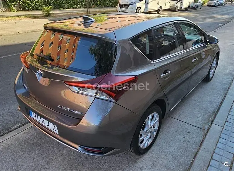 Usado Toyota Auris Hybrid 136 CV (100 kW) 2016 Gris / plata Berlina