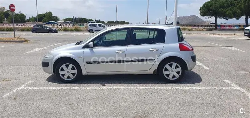 Usado Renault Mégane Authentique 98 CV (72 kW) 2005 Gris / plata Berlina