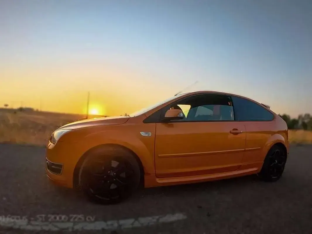 Usado Ford Focus ST 226 CV (166 kW) 2006 Naranja Berlina