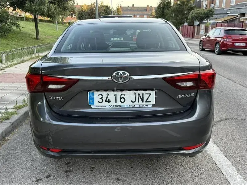 Usado Toyota Avensis Advance 143 CV (105 kW) 2016 Gris / plata Berlina