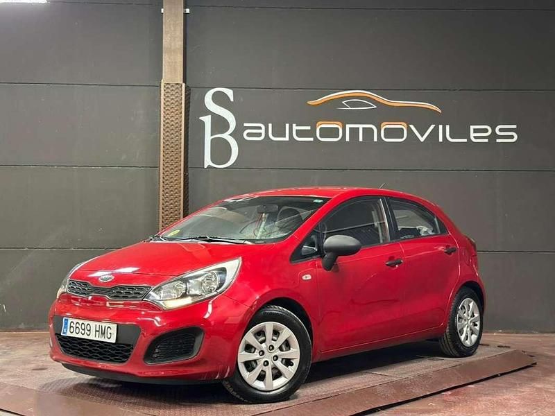 Usado Kia Rio 75 CV (55 kW) 2012 Rojo Berlina