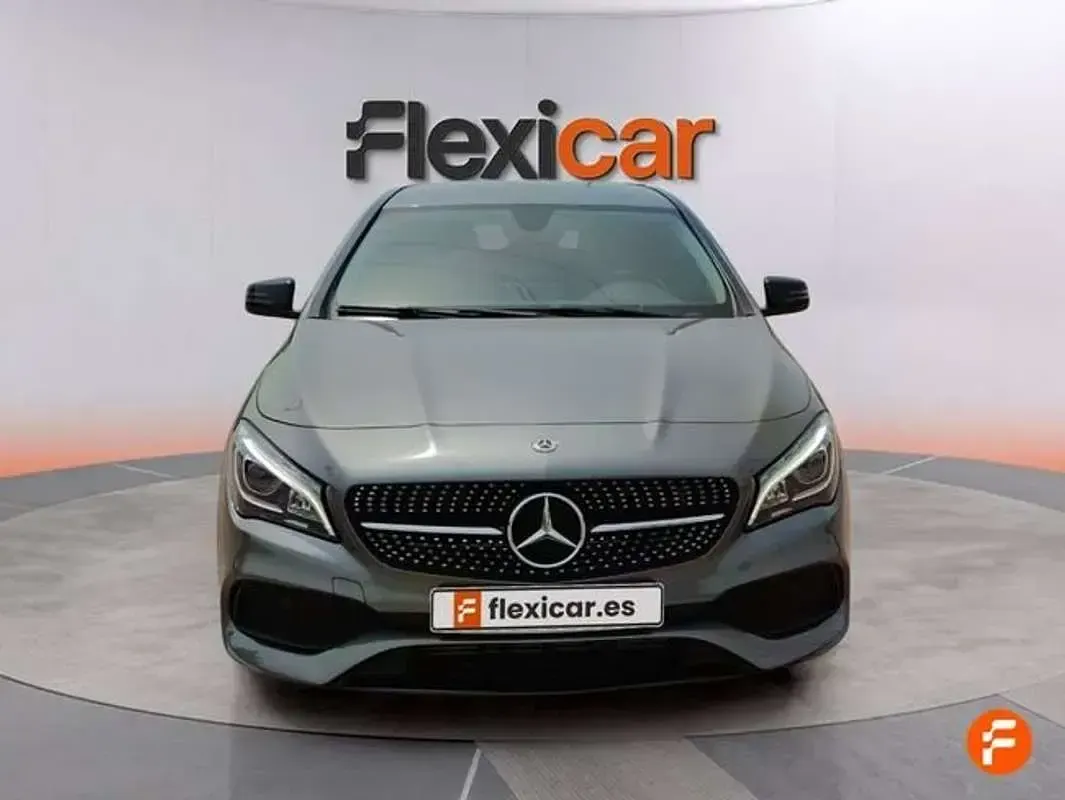 Usado Mercedes CLA180 Shooting Brake 122 CV (89 kW) 2018 Gris Familiar