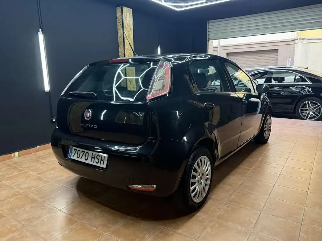 Käytetty Fiat Punto Easy 75 HP (55 kW) 2013 Musta Viistoperä