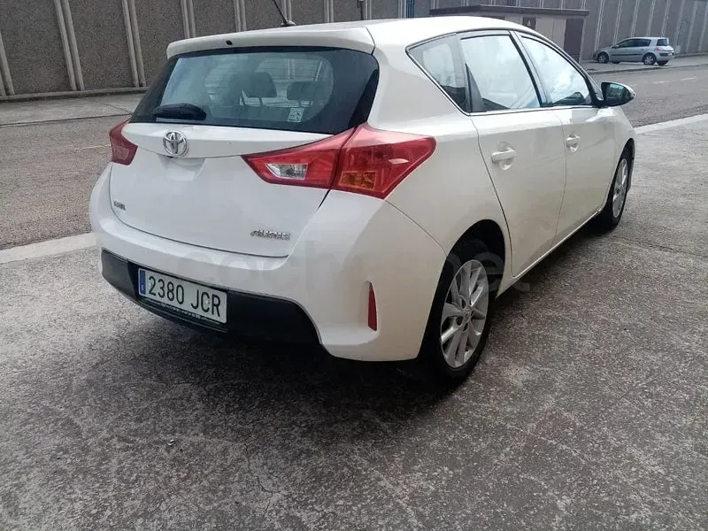 Usado Toyota Auris Business Edition 90 CV (66 kW) 2016 Blanco Berlina