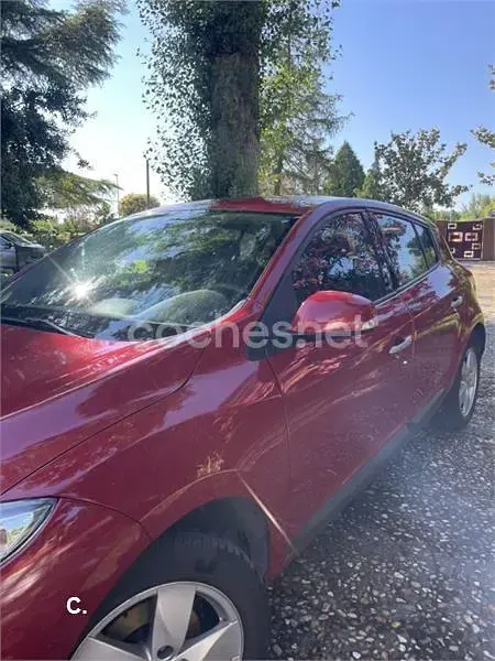 Usado Renault Mégane III Dynamique 105 CV (77 kW) 2009 Rojo Berlina