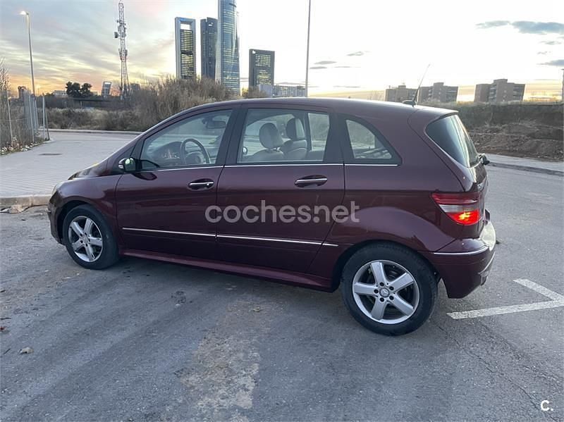 Usado Mercedes B200 140 CV (102 kW) 2008 Granate Monovolumen