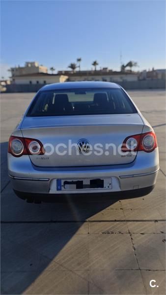Gris / plata Usado 2005 VW Passat Sportline Berlina | 4400 € (Precio justo) - Imagen 1/4