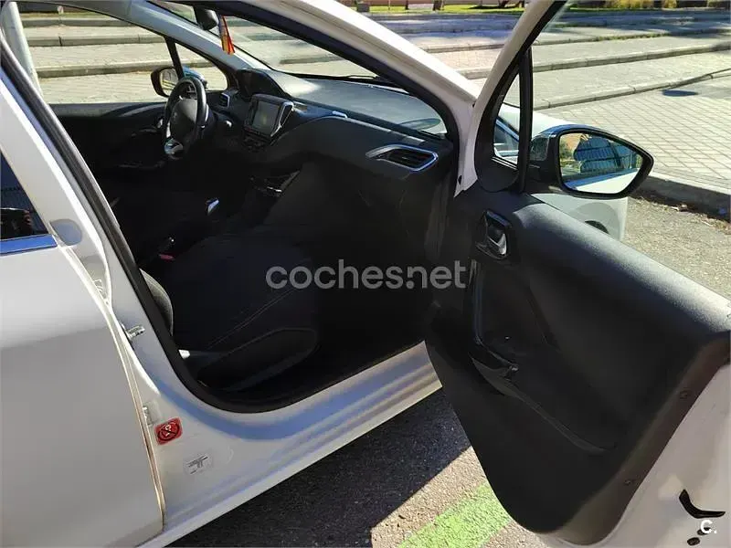 Usado Peugeot 208 Allure 82 CV (60 kW) 2016 Blanco Utilitario