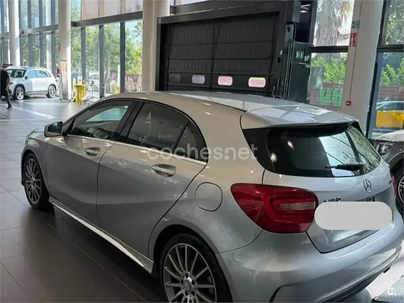 Usado Mercedes A180 AMG line 109 CV (80 kW) 2015 Gris / plata Utilitario
