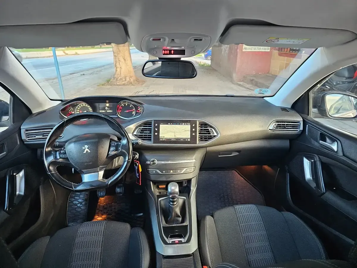 Usado Peugeot 308 Allure 130 CV (95 kW) 2018 Marrón
