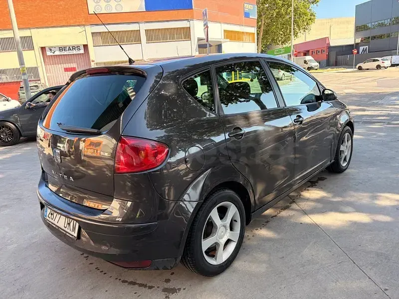 Usado Seat Altea Reference 102 CV (75 kW) 2005 Gris / plata Monovolumen