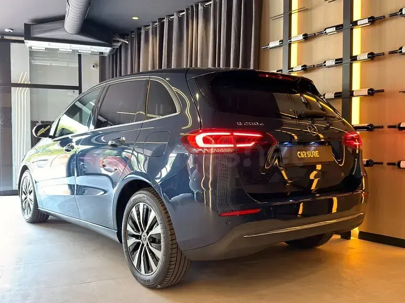 Usado Mercedes B250 218 CV (160 kW) 2021 Azul Utilitario