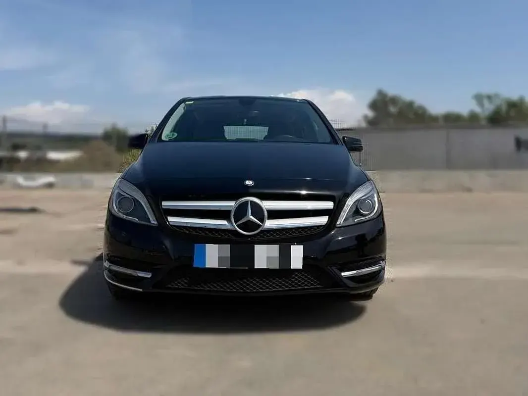 Usado Mercedes B180 122 CV (89 kW) 2012 Negro Utilitario