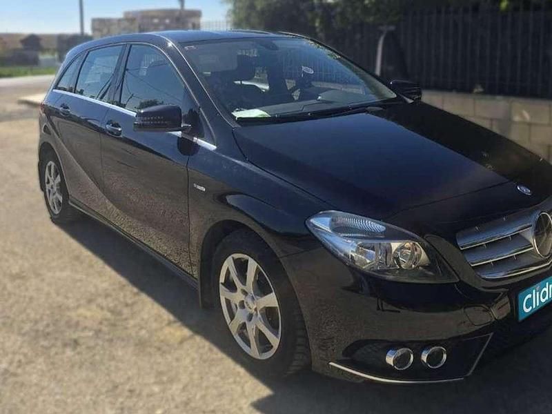Usado Mercedes B180 122 CV (89 kW) 2012 Negro Utilitario