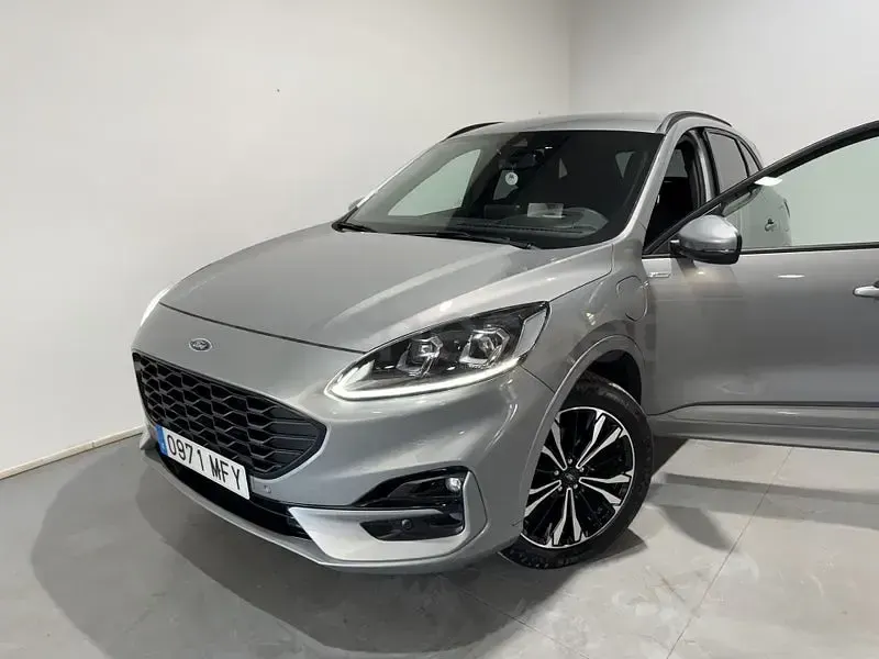 Usado Ford Kuga ST-Line 225 CV (165 kW) 2023 Gris / plata SUV