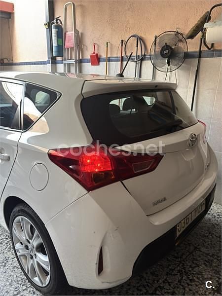 Usado Toyota Auris Active 90 CV (66 kW) 2014 Blanco Berlina