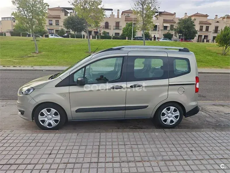 Usado Ford Tourneo Courier Ambiente 75 CV (55 kW) 2015 Beige Monovolumen