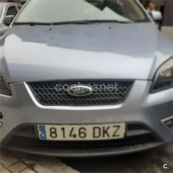 Usado Ford Focus Trend 109 CV (80 kW) 2005 Gris / plata Berlina
