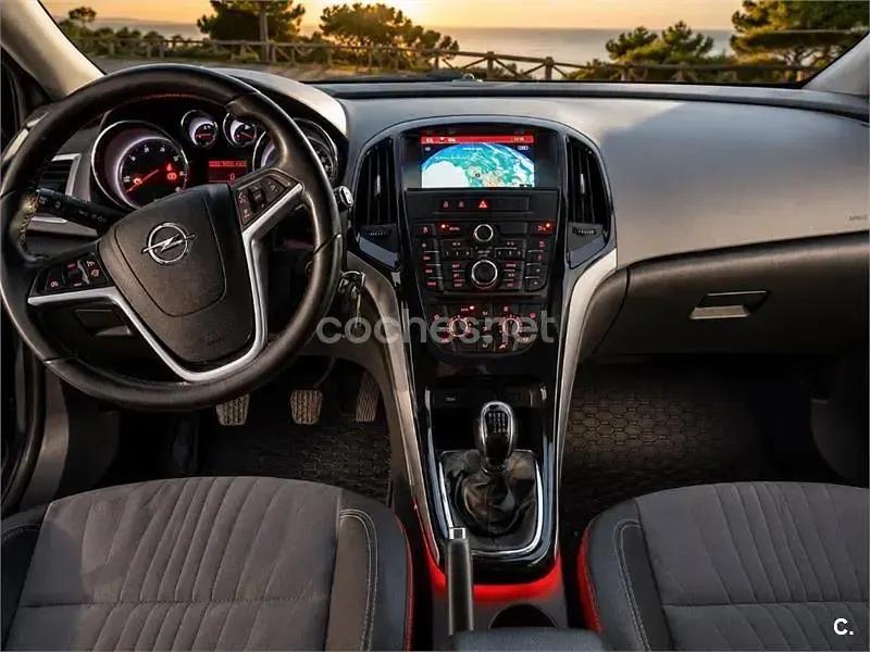 Usado Opel Astra Selective 110 CV (80 kW) 2015 Marrón Familiar