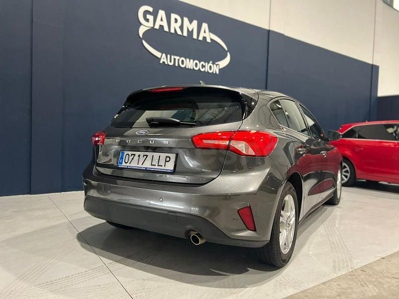 Usado Ford Focus Trend 125 CV (91 kW) 2020 Gris / plata Berlina